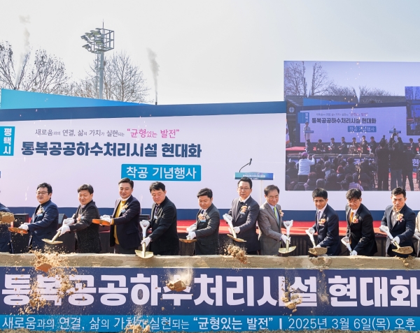 김승모 한화 건설부문 대표이사(우측 세번째)가 정장선 평택시장(우측 네번째) 등 주요 관계자들과 시삽을 하고 있다 ⓒ한화 건설부문